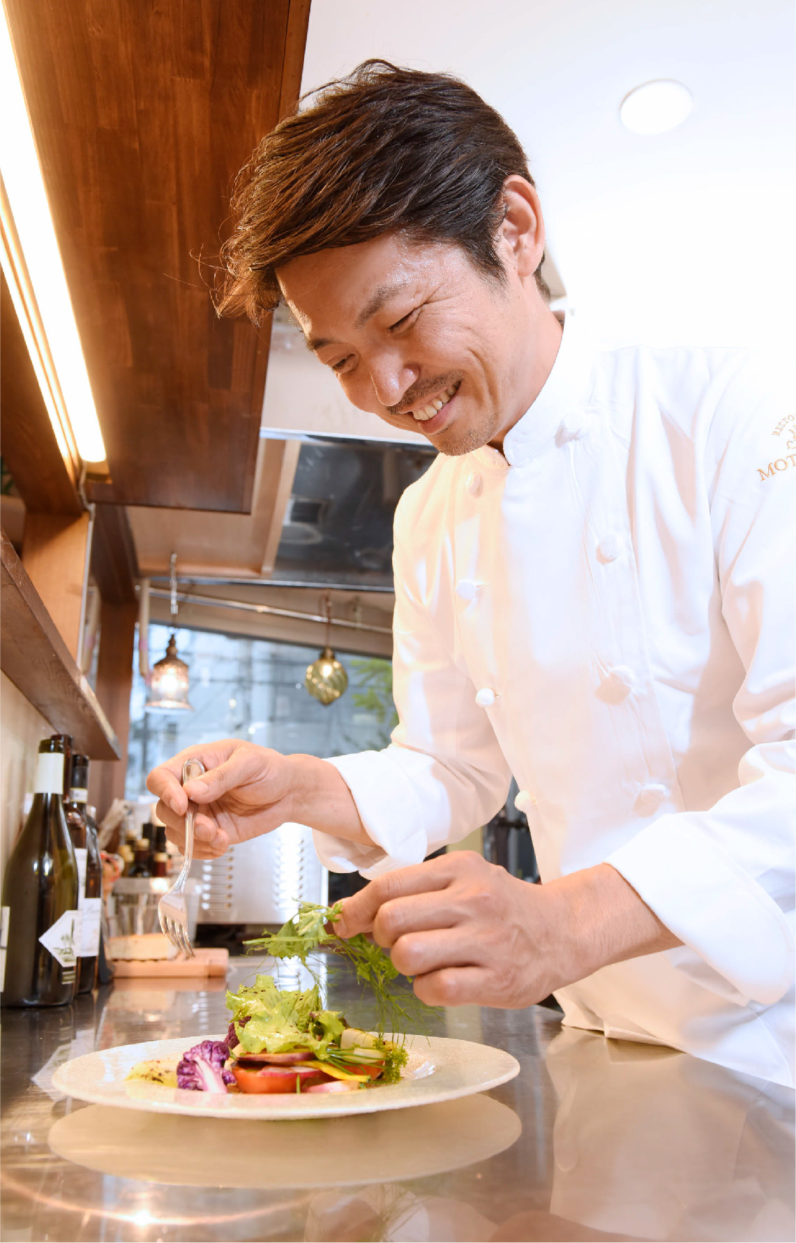 リストランテモトムラのシェフ 本村 逸人 料理中の写真
